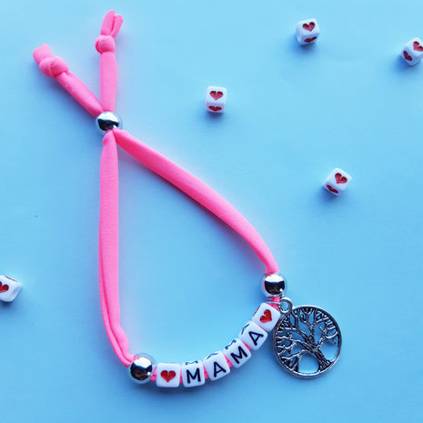 Roze letterarmband Mama