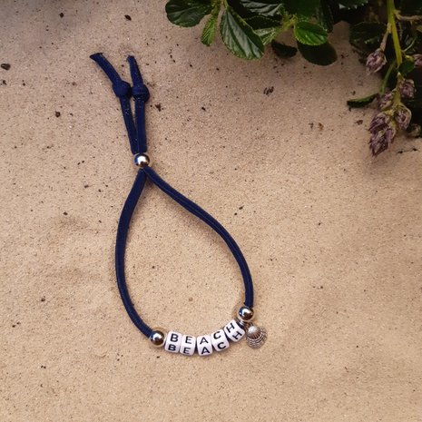 Donkerblauwe letterarmband Beach